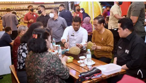 Nikmati Kuliner Malam di Medan, Presiden Jokowi Makan Durian Bersama Pemred