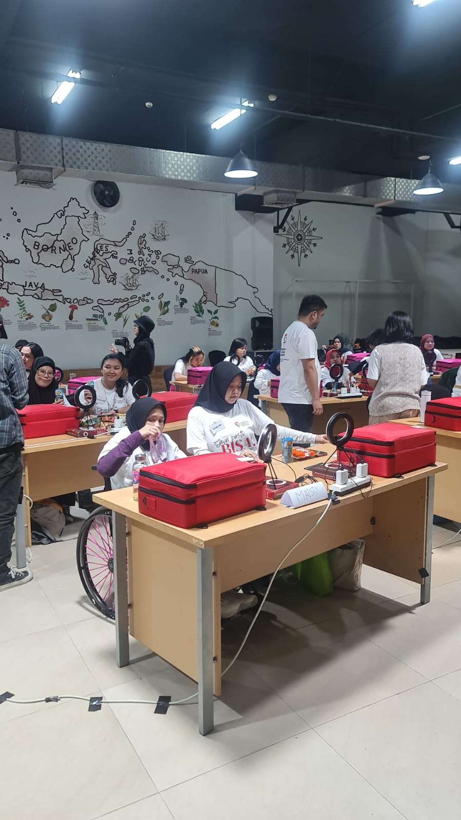 Gandeng Dunia Usaha, Yayasan Perempuan Tangguh Indonesia Dorong Sahabat Tuli Berkarya di Bidang MUA