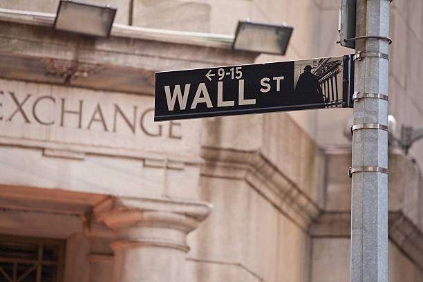 Wall Street Ditutup Melemah: Dow Jones Sempat Cetak Rekor, Sektor Teknologi Mulai Ditinggalkan Investor?