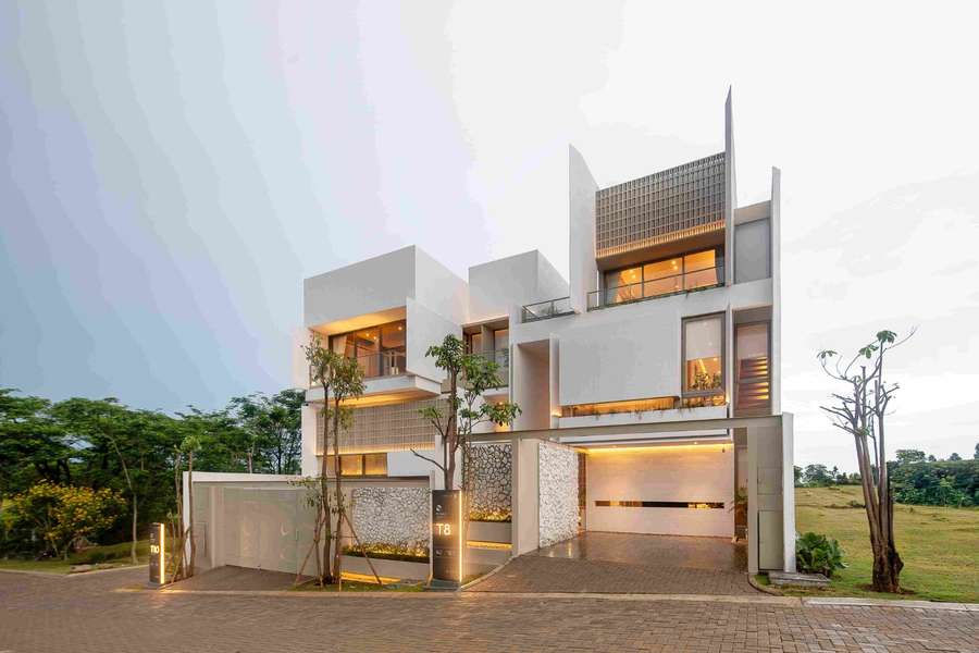 TRINLAND Tuntaskan Topping Off Storage House Holdwell Business Park di Lampung