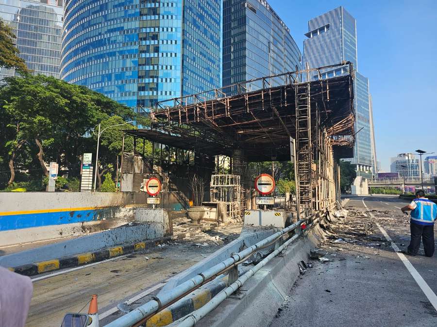 7 Gerbang Tol Dibakar Massa Saat Demo, Akses Cawang–Pluit Masih Ditutup!