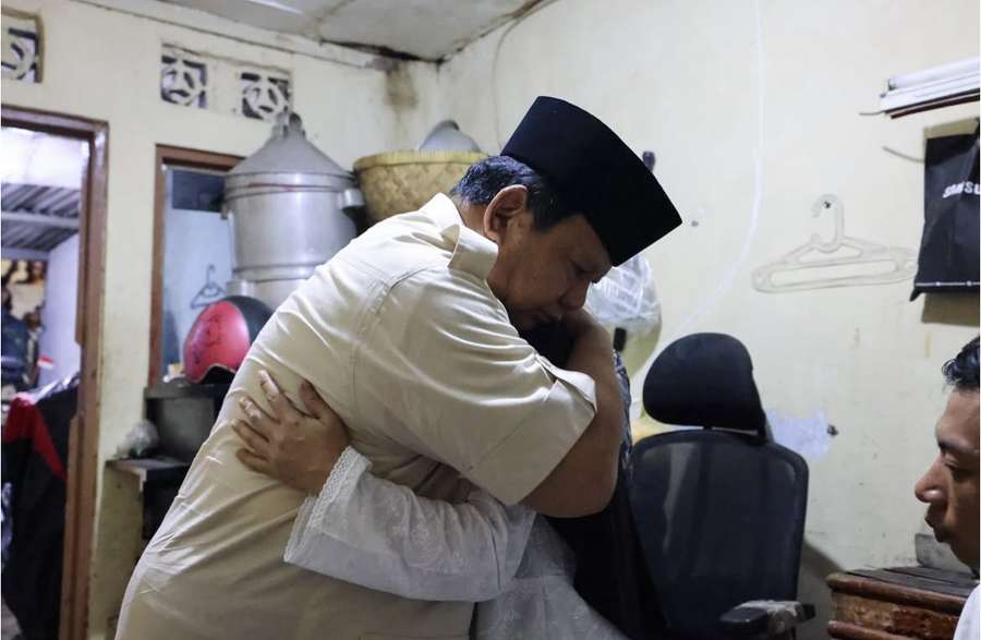 Prabowo Peluk Orang Tua Affan di Rumah Duka, Janji Beri Perhatian Khusus untuk Keluarga! Almarhum