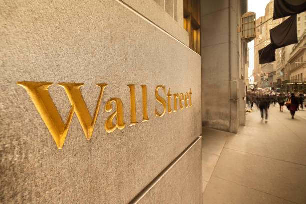Wall Street Ditutup Bervariasi: Dow Jones Menguat Berkat Penurunan Harga Minyak, Nasdaq Tertekan
