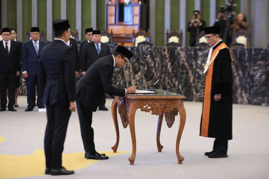Juda Agung Dilantik sebagai Angota Dewan Komisioner OJK Ex-Officio Bank Indonesia